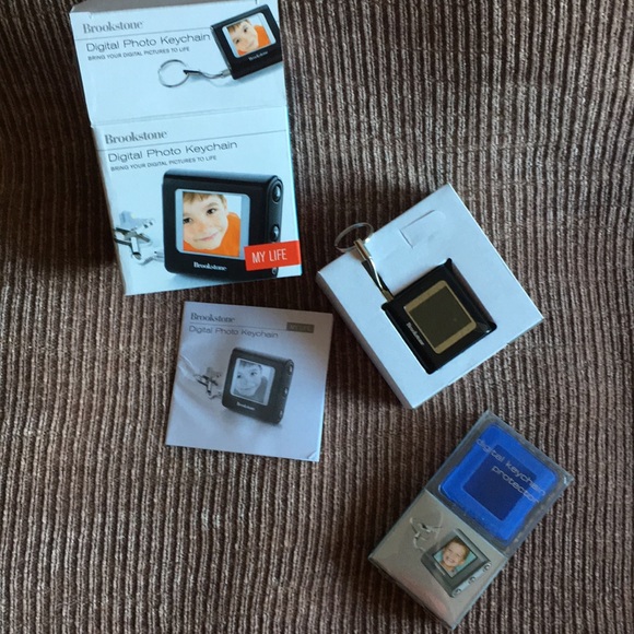 Brookstone Digital Photo Keychain AND Protector - Picture 4 of 9